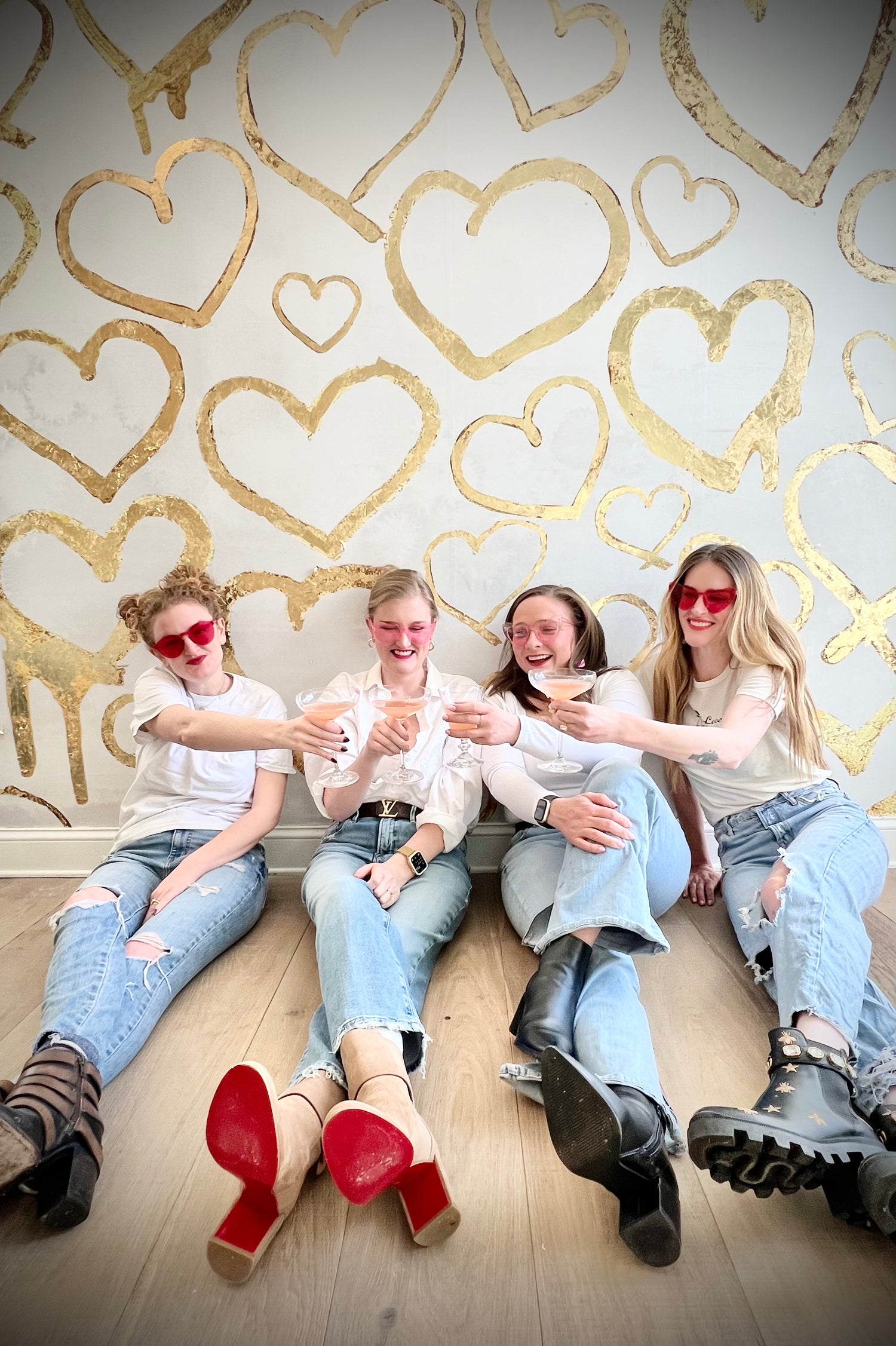 Heart Wallpaper, heart painting, abstract heart art, heart art, heartbeat painting, vivian ferne reviewes, vivian ferne wallpaper, gold and white interior, gold and white wallpaper, gold leaf painting, gold and white nursery, gold and white living room, gold and white bedroom, teen room decor, teen room decor inspo