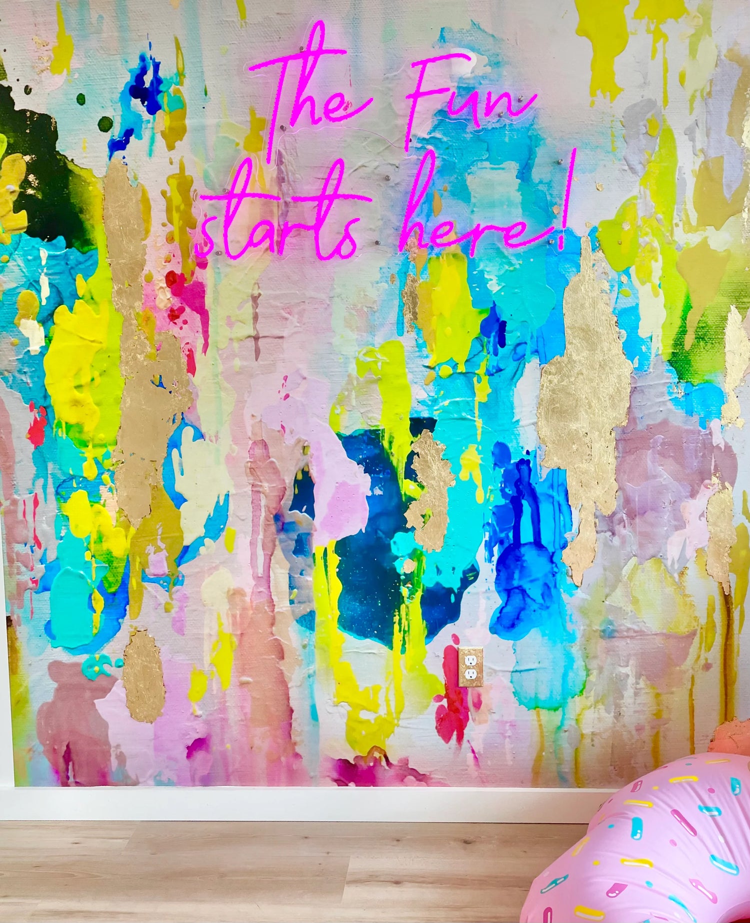 Turning your airbnb, rental property or vacation home into a fun colorful space is easy with abstract wallpaper designs. These original designs from famous abstract painter, Fran Maass are the perfect way to bring color, texture and shine to your interior design theme. This interior wall decor installation was completed using peel and stick materials and features aquas, limes, blues, chartreuse and golf leafing.